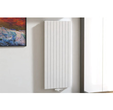 Vertikaler Heizkörper an einer Wand montiert