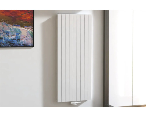 Vertikaler Heizkörper an einer Wand montiert