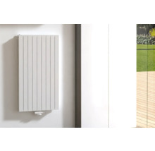 Vertikaler Heizkörper an der Wand