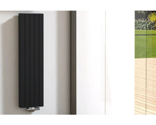 Designheizkörper Rotheigner Panel 1400x366 mm schwarz Anschluss Mittig unten Schwarzer Heizkörper an einer weißen Wand