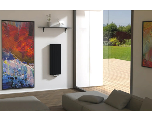 Wohnzimmer mit modernem Heizkörper, Gemälden und Blick ins Grüne