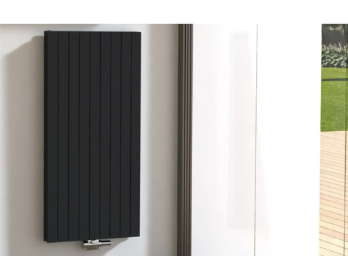 Designheizkörper Rotheigner Panel 1400x662 mm schwarz Anschluss Mittig unten Schwarzer Heizkörper an einer Wand montiert