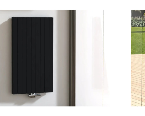 Designheizkörper Rotheigner Panel 1200x662 mm schwarz Anschluss Mittig unten Schwarzer Paneelheizkörper an einer Wand