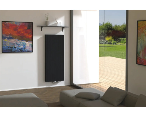 Modernes Wohnzimmer mit Heizkörper, Gemälde und Fensterfront