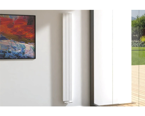 Raumansicht mit Flachheizkörper an der Wand neben einem Gemälde