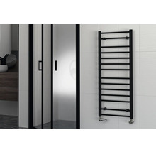Badezimmer mit Handtuchwärmer und Duschkabine