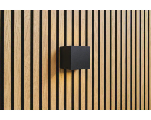 Sonava Light Akku Wandleuchte eckig dimmbar 100 x 100 x 100 mm Metallgehäuse schwarz inkl. Bewegungssensor, Montagematerial + 1 Fernbedieung Wandleuchte in Würfelform an Holzpaneelwand