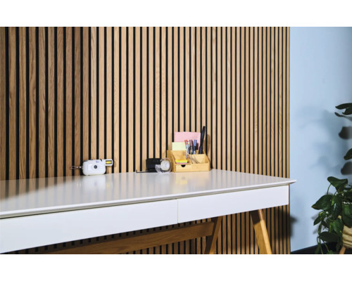 Schreibtisch mit Holzlamellenwand im Hintergrund für eine moderne Büroeinrichtung