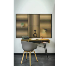 Büro mit Schreibtisch, Stuhl und Akustikpaneel an der Wand