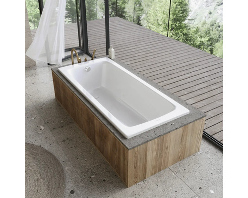 Badezimmer Szene mit rechteckiger Badewanne mit Holzverkleidung und Armaturen