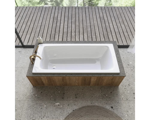 Eingebaute Badewanne mit hölzerner Verkleidung und Armatur