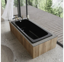 Schwarze Badewanne mit Holzverkleidung in einem modernen Badezimmer