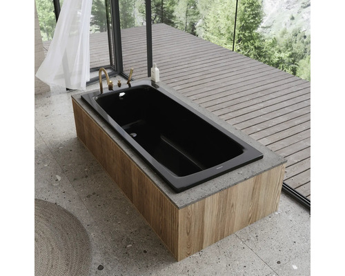 Schwarze Badewanne mit Holzverkleidung in einem modernen Badezimmer