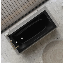 Schwarze Badewanne im Badezimmer mit Holzbalkendecke und Steinboden