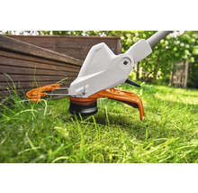 Rasentrimmer beim Schneiden von Gras