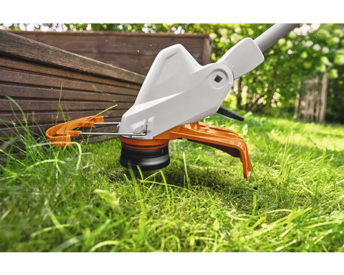 Rasentrimmer beim Schneiden von Gras