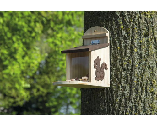 Holz Eichhörnchenhaus mit Futter an einem Baum