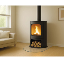 Kaminofen mit Holzscheiten im Wohnzimmer