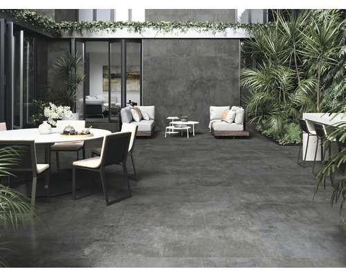 Terrasse mit Sitzbereich, Esstisch und Pflanzen