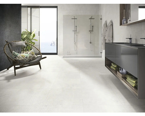 Helles Badezimmer mit Dusche, Waschtisch und Sessel