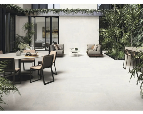 Terrasse mit Fliesenboden, Sitzgelegenheiten und Pflanzen