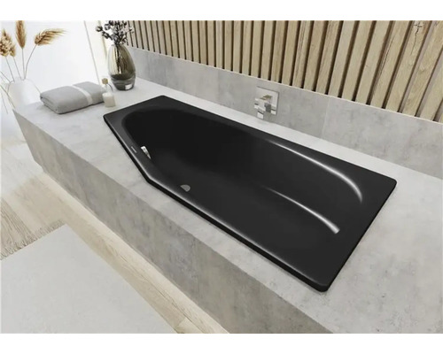 Eingebaute Badewanne in einem hellen Badezimmer