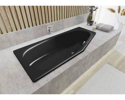 Eingebaute Badewanne in einem hellen Badezimmer mit Armatur, Handtuch und Dekoration