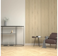 Wohnzimmer mit Konsole, Sessel und Wandpaneelen