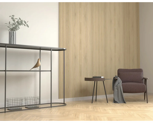 Wohnzimmer mit Konsole, Dekoration, Sessel und Wandpaneelen aus Holz