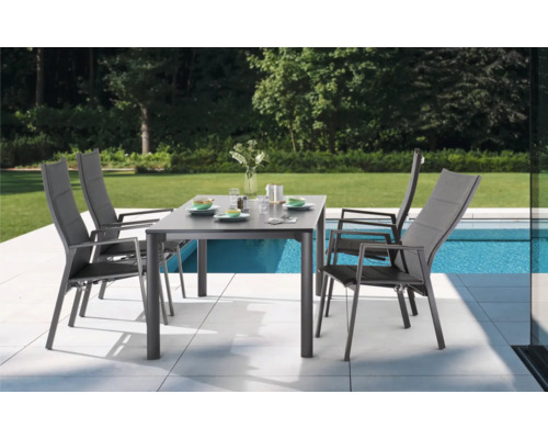 Gartenszene mit Esstisch und vier Stühlen aus Aluminium.