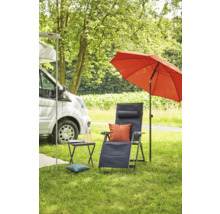 Szene mit Campingstuhl, Sonnenschirm, Tisch und Wohnmobil im Freien