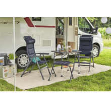Campingplatz-Szene mit zwei Campingstühlen, einem Tisch und einem Wohnwagen