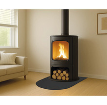 Kaminofen mit Holzablage und brennendem Feuer im Wohnzimmer