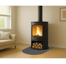 Kaminofen mit Holzscheiten im Wohnzimmer
