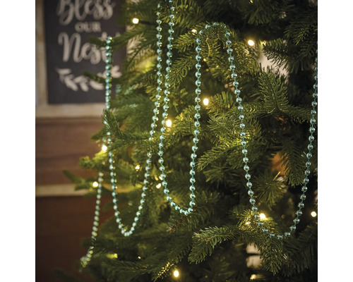Dekorierter Weihnachtsbaum mit Lichterkette und Kugelkette
