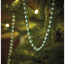 Nahaufnahme einer Girlande mit Kugeln auf einem Weihnachtsbaum
