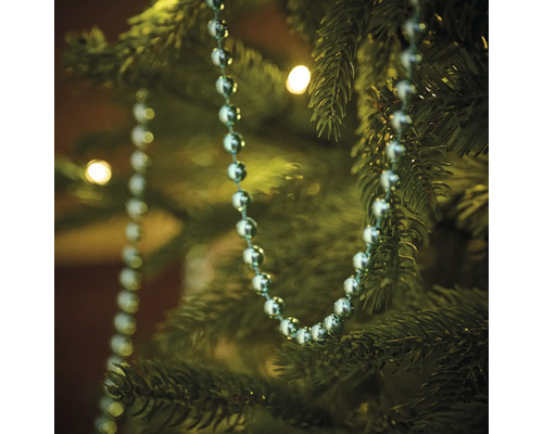Nahaufnahme einer Girlande mit Kugeln auf einem Weihnachtsbaum