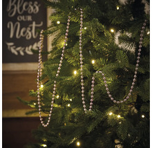 Dekorierter Weihnachtsbaum mit Kugelkette und Lichterkette