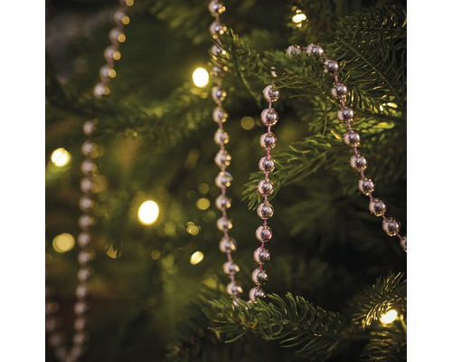 Weihnachtsbaum geschmückt mit Kugelkette
