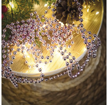 Dekoration mit Kugelkette, Tannenzapfen und Lichterkette