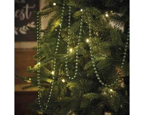 Weihnachtsbaum mit Lichterkette und Perlenkette