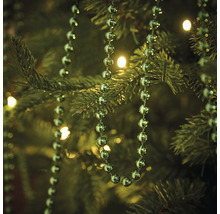Weihnachtsbaum mit silberfarbener Kugelkette