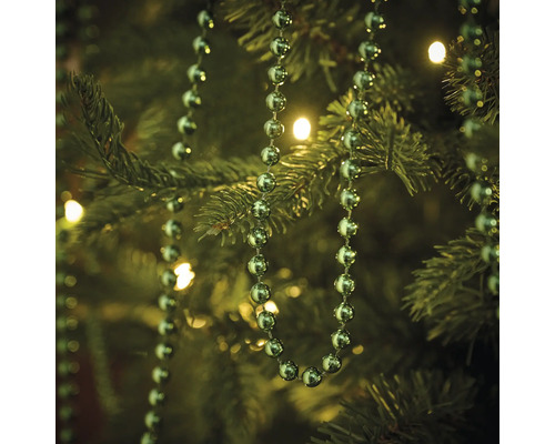 Weihnachtsbaum mit silberfarbener Kugelkette