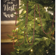Dekorierter Weihnachtsbaum mit einer Girlande aus Kugeln