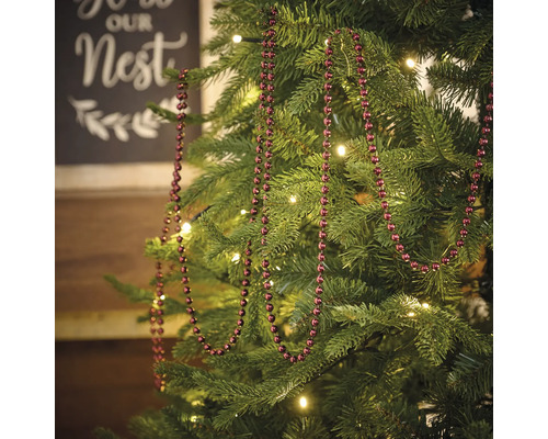 Dekorierter Weihnachtsbaum mit einer Girlande aus Kugeln