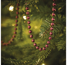 Dekorative Girlande mit Kugeln am Weihnachtsbaum