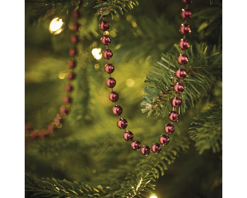 Dekorative Girlande mit Kugeln am Weihnachtsbaum