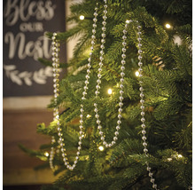 Weihnachtsbaum mit silberner Kugelkette als Dekoration