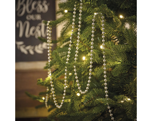 Weihnachtsbaum mit silberner Kugelkette als Dekoration
