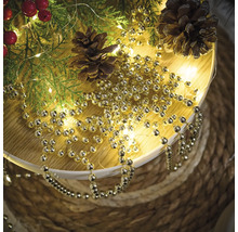 Dekoration mit Tannenzweigen, Zapfen und goldfarbener Kugelkette